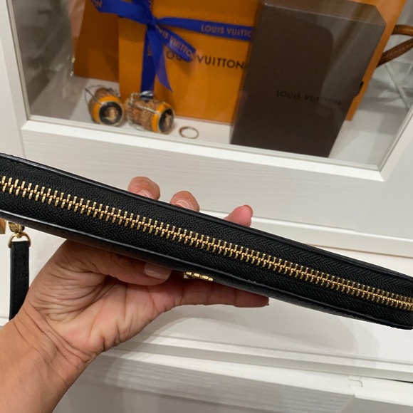 Tory Burch Black Robinson Zip Wallet - Picture 7 of 7